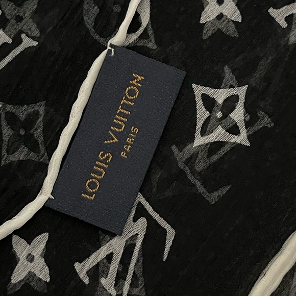 Louis Vuitton Silk Monogram Scarf. - Picture 16 of 16